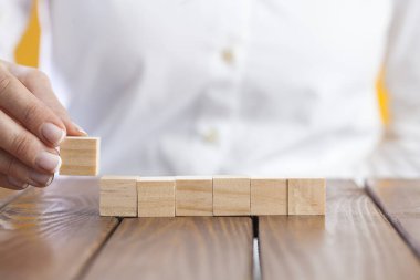 Kadın el yapımı ahşap küpler.