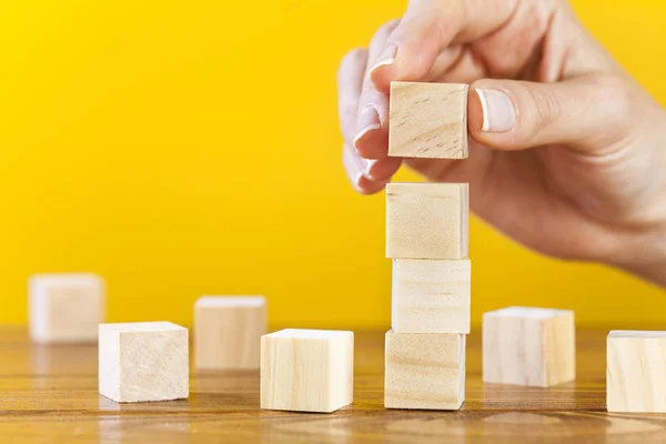 Kvinnliga hand ordna träkuber — Stockfoto