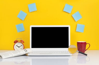 Açık belgili tanımlık laptop üzerinde çalışma tablosu görülmektedir