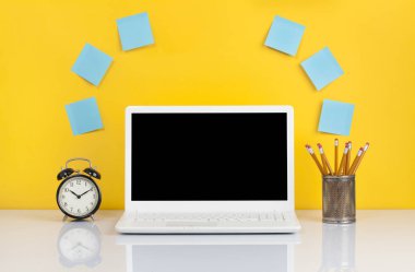 Açık belgili tanımlık laptop üzerinde çalışma tablosu görülmektedir