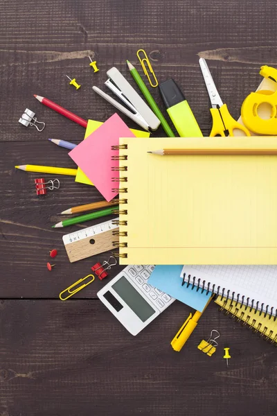 Concepto de vuelta a la escuela: material escolar de oficina —  Fotos de Stock