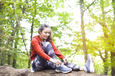 kadın atlet ayakkabı bağcığı bağlama
