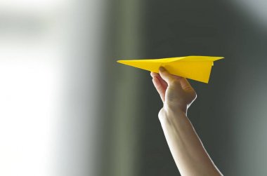 Kağıt Uçak tutan el