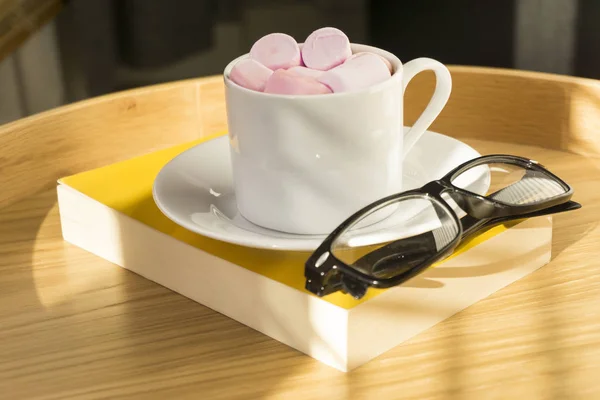 Chocolate quente com marshmallows e livro, copos — Fotografia de Stock