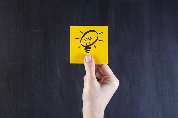 Vrouwelijke hand houden van Sticky Note — Stockfoto