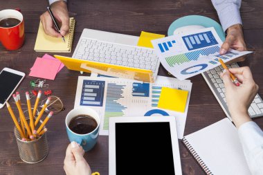 İş Adamları Toplantısı dizüstü bilgisayar, tablet pc, grafik kullanarak 