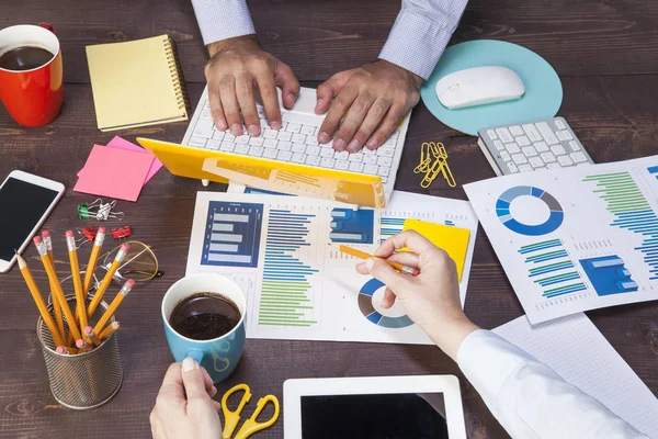 Riunione della gente di affari facendo uso del computer portatile, pc della compressa, grafico — Foto Stock