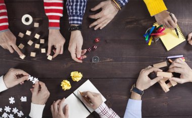 İş stratejisini organize eden iş adamları