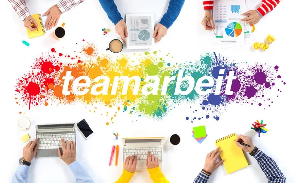 Brainstorming-Gruppe von Leuten, die Konzept-Teamarbeit betreiben — Stockfoto