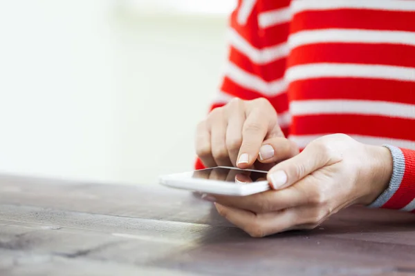 Mujer mano usando el teléfono inteligente — Foto de Stock