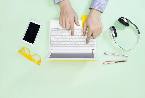 Empresario Trabajando en Notebook — Foto de Stock