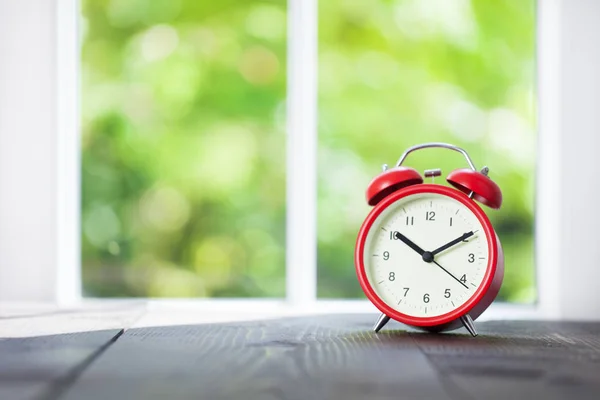 Reloj en alféizar ventana — Foto de Stock