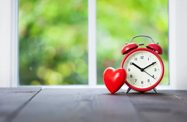 Reloj y corazón rojo — Foto de Stock