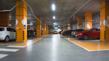 Otoparkın içindeki araçlar.