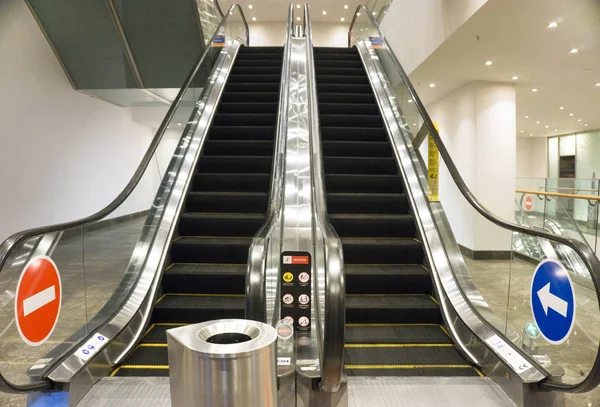 Moderna escalera mecánica en el centro comercial —  Fotos de Stock