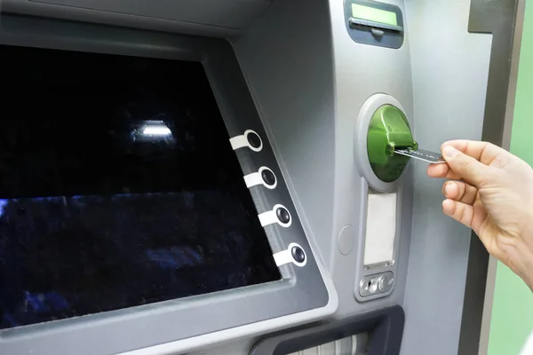 Mão inserção de cartão de crédito ATM — Fotografia de Stock