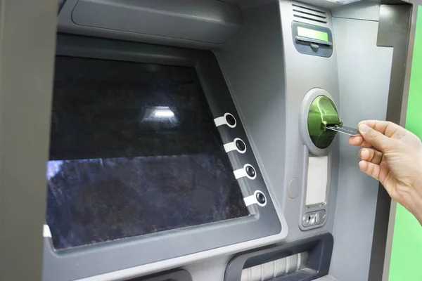 Mão inserção de cartão de crédito ATM — Fotografia de Stock