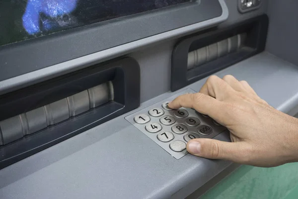 Atm で安全なピンコードを入力する手 — ストック写真