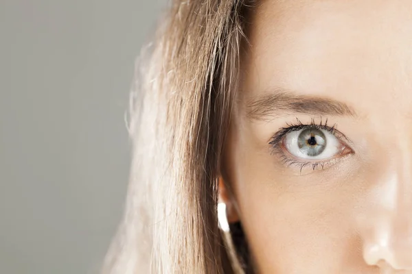 Μεγέθυνση του μπλε μάτι της γυναίκας — Φωτογραφία Αρχείου