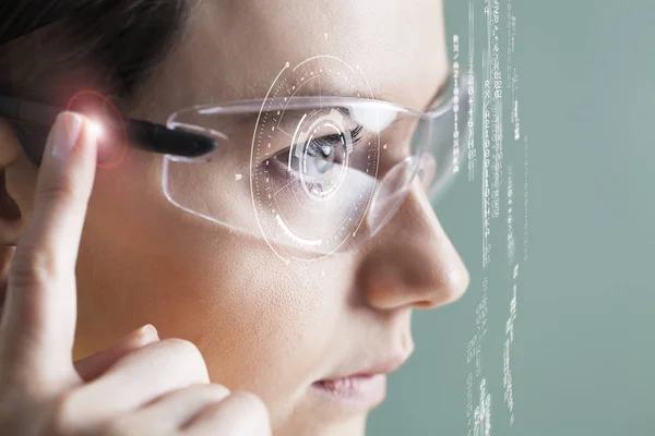 Женщина в очках с виртуальным экраном — стоковое фото