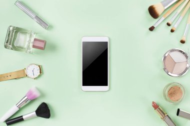 Akıllı telefon ile makyaj fırçaları ve kozmetik seti