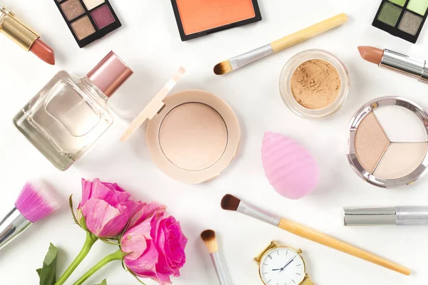 Beyaz arka planda makyaj ürünleri