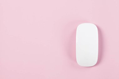 Kablosuz bilgisayar fare pembe bir arka plan üzerinde