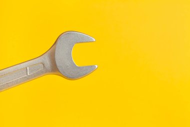 Sarı arkaplanda düğme 