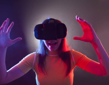 Kafa Vr gözlük ile genç kız