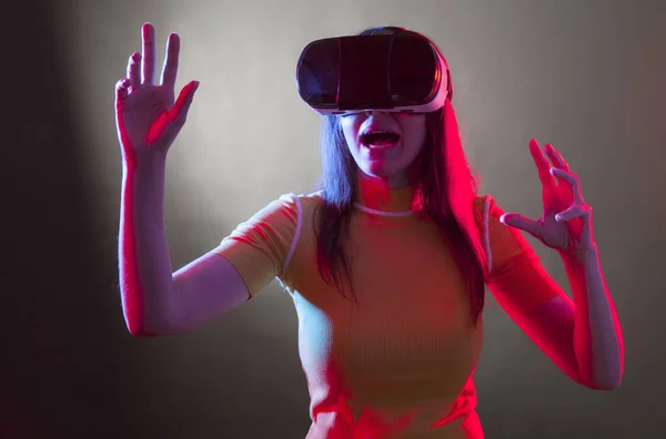 Junges Mädchen mit VR-Brille auf dem Kopf — Stockfoto