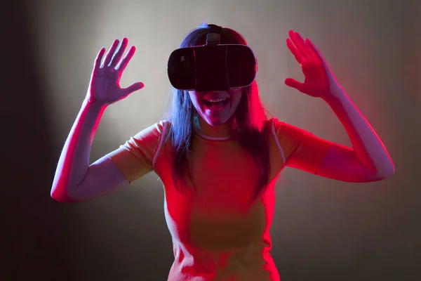 Chica joven con gafas VR en la cabeza —  Fotos de Stock