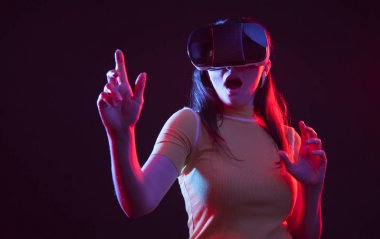 Kafa Vr gözlük ile genç kız