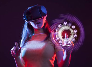 Kafa Vr gözlük ile genç kız