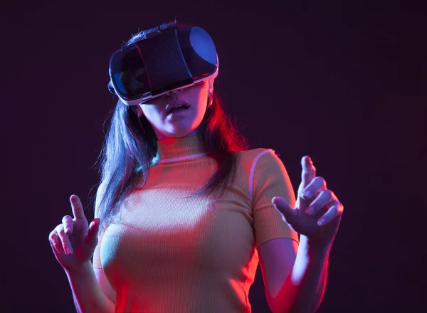 Vr を持つ若い女の子頭にゴーグルします。 — ストック写真