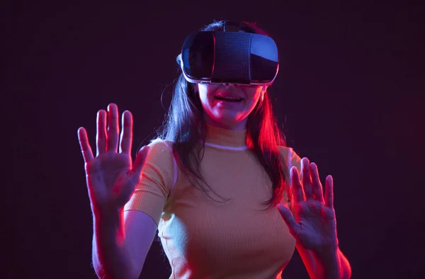 Vr を持つ若い女の子頭にゴーグルします。 — ストック写真