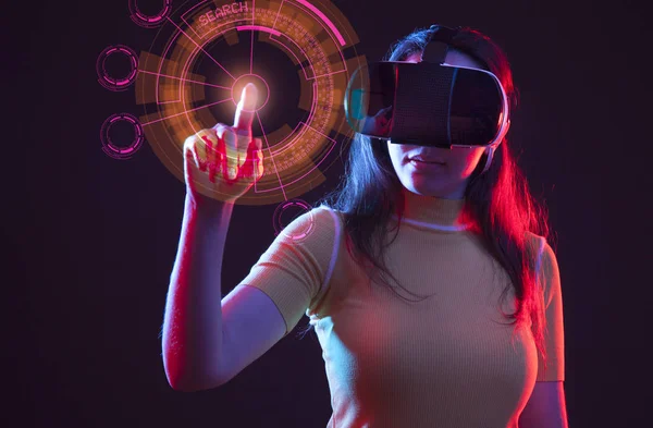 Junges Mädchen mit VR-Brille auf dem Kopf — Stockfoto