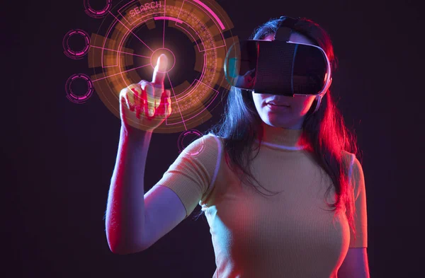 Vr 고글이 머리에 어린 소녀 — 스톡 사진