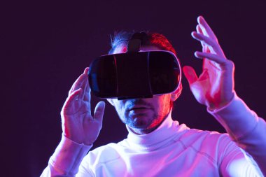 Adam sanal gerçeklik gözlüğü takıyor.