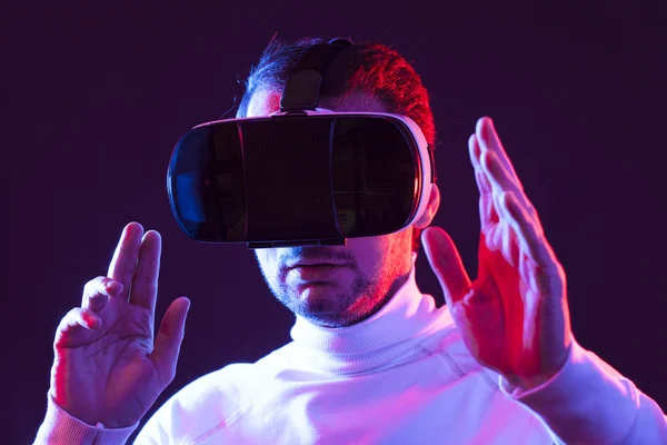 Hombre con gafas de realidad virtual —  Fotos de Stock