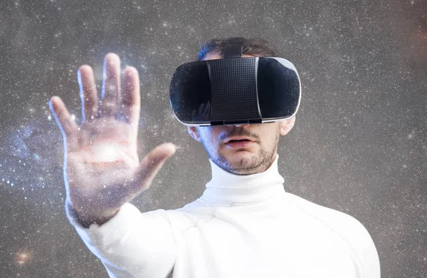 Hombre con gafas de realidad virtual —  Fotos de Stock