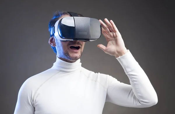 Hombre con gafas de realidad virtual —  Fotos de Stock