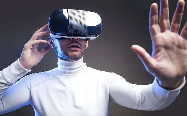 Hombre con gafas de realidad virtual —  Fotos de Stock