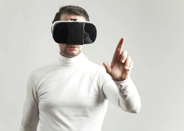 Hombre con gafas de realidad virtual —  Fotos de Stock