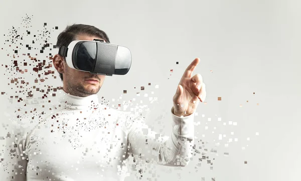 Man met een virtual reality bril — Stockfoto