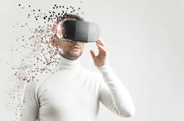 Hombre con gafas de realidad virtual —  Fotos de Stock