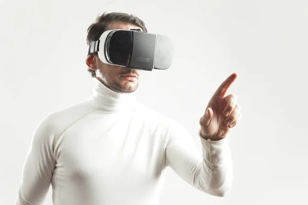 Hombre con gafas de realidad virtual —  Fotos de Stock