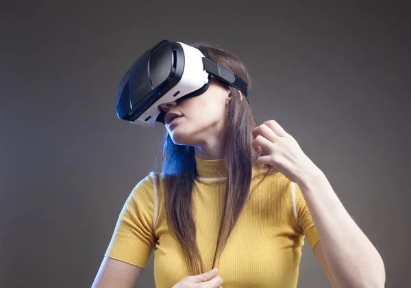 Mujer joven usando un auricular de realidad virtual —  Fotos de Stock