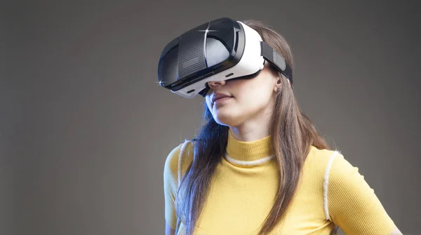 Junge Frau mit Virtual-Reality-Headset — Stockfoto