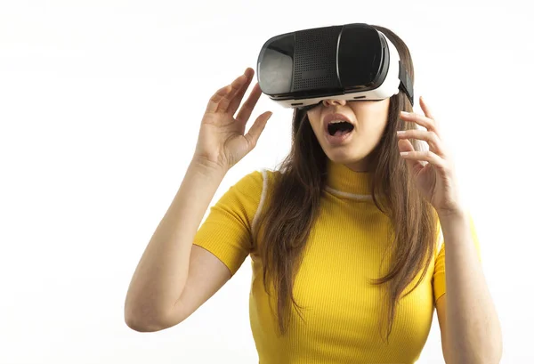 Młoda kobieta korzystająca z zestawu słuchawkowego wirtualnej rzeczywistości — Zdjęcie stockowe