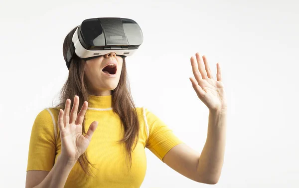 Mujer joven usando un auricular de realidad virtual —  Fotos de Stock